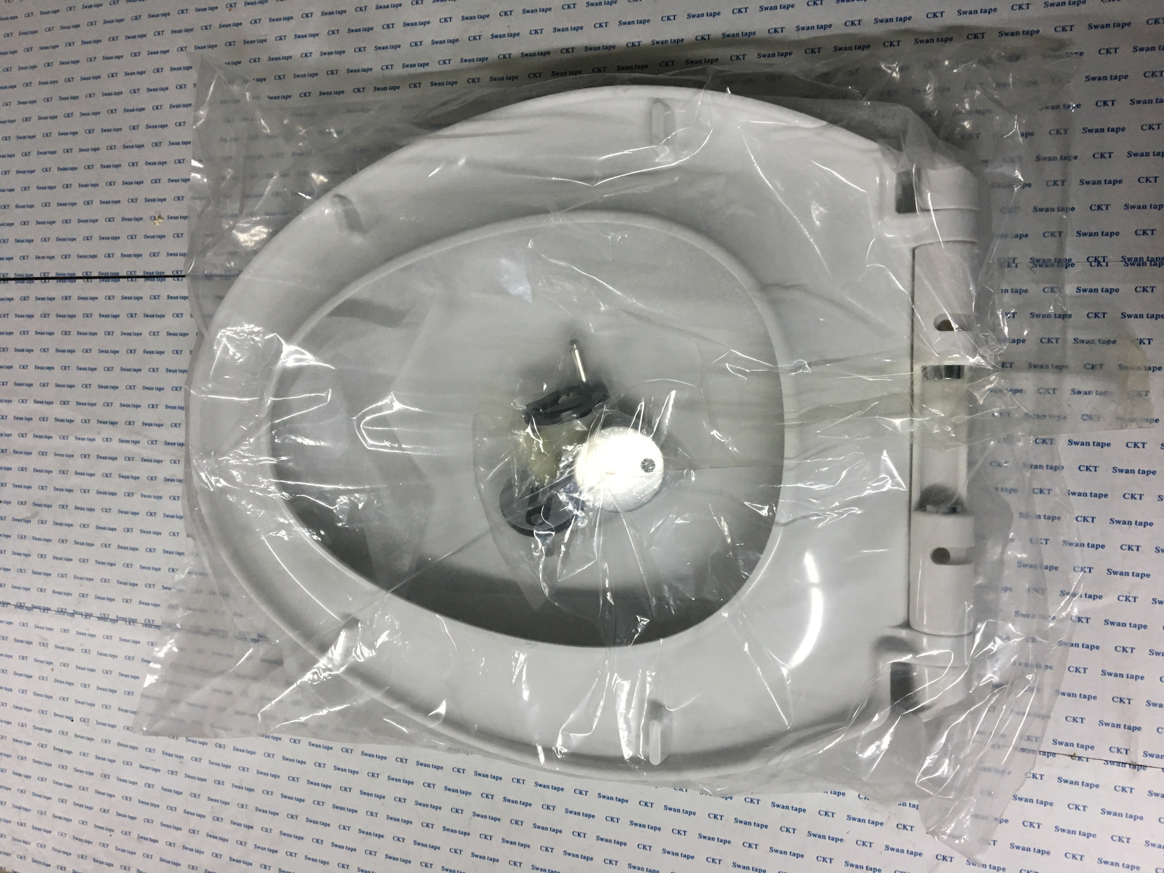 Extra Thick V Type WC Seat Cover , No Slam Oval Toilet Seat Covers