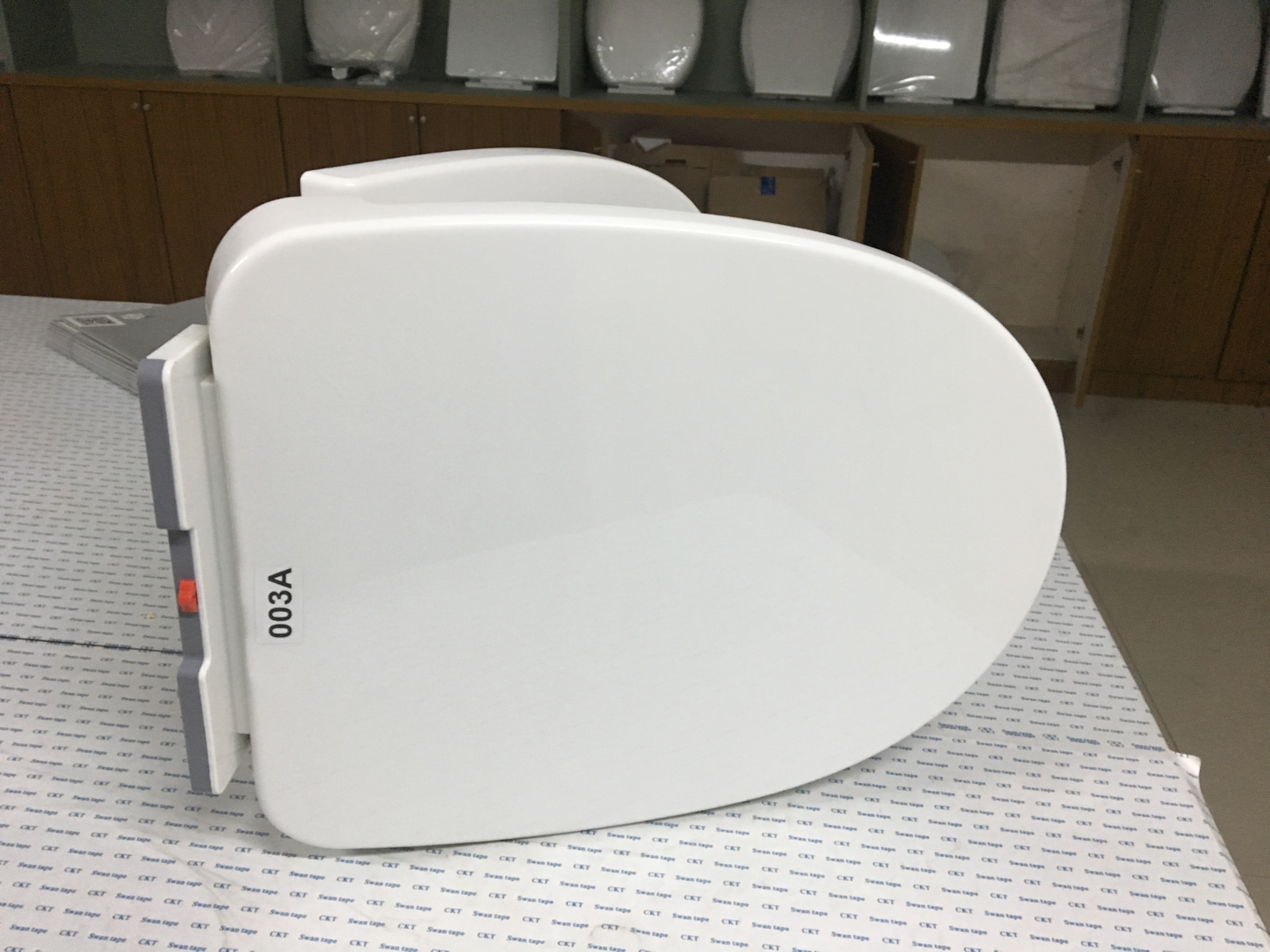 American Standard Ceramic WC Seat Cover High Gloss Surface No Sharp Edges